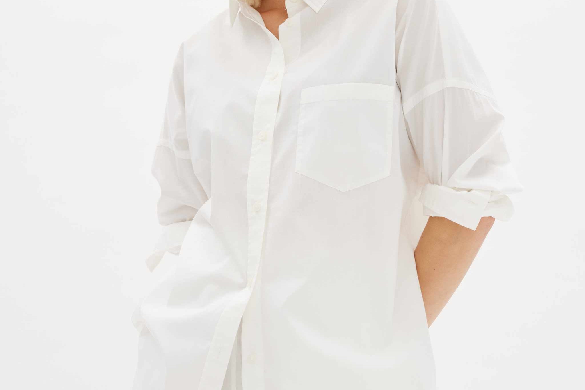White long sleeve shirt in organic cotton with relaxed fit and custom buttons