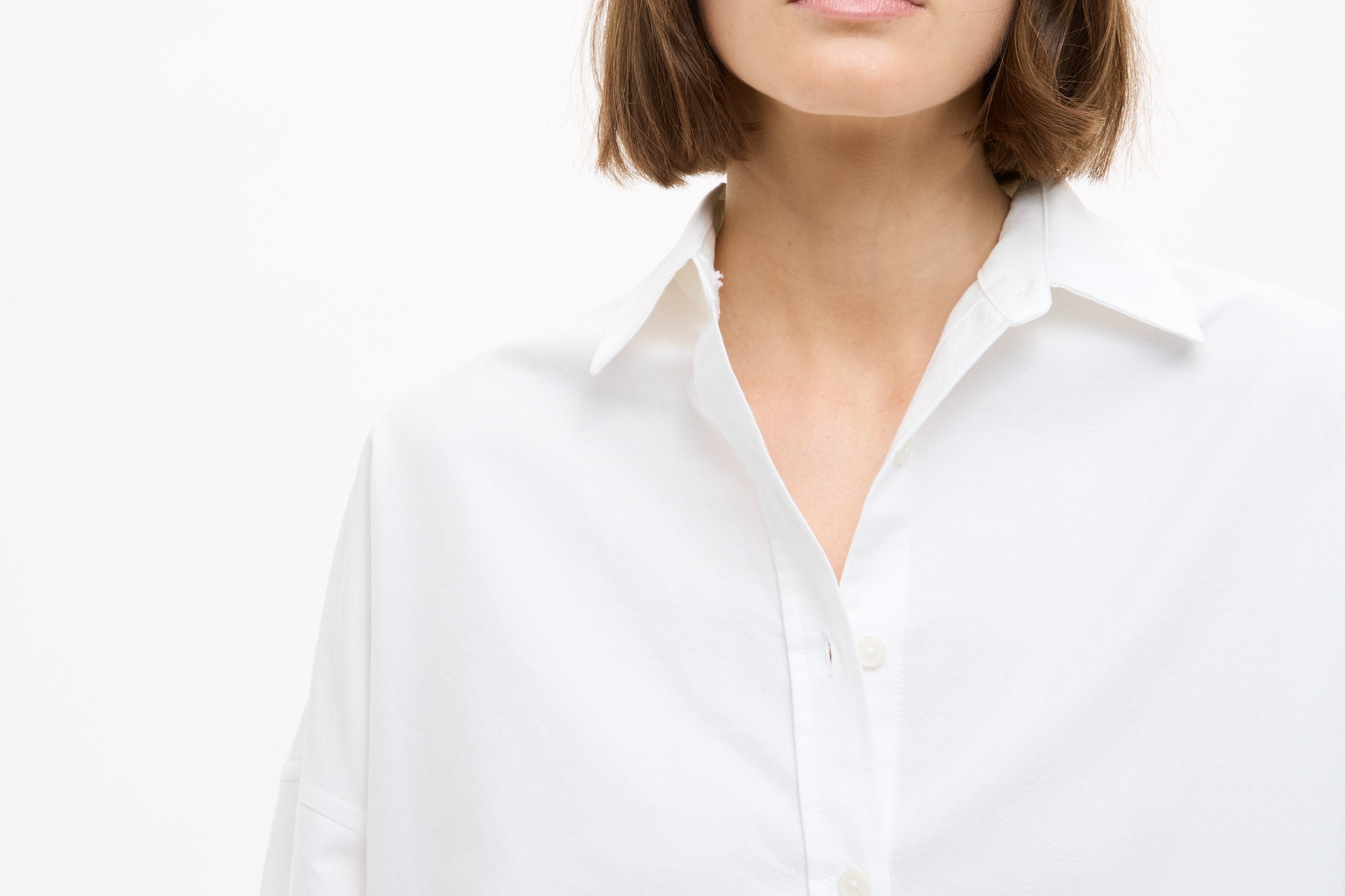 Oversized classic white shirt in 100% cotton with long sleeves and structured fit